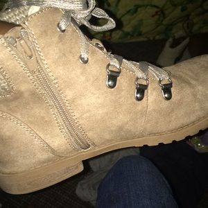 Boots they have been worn but are in good shape